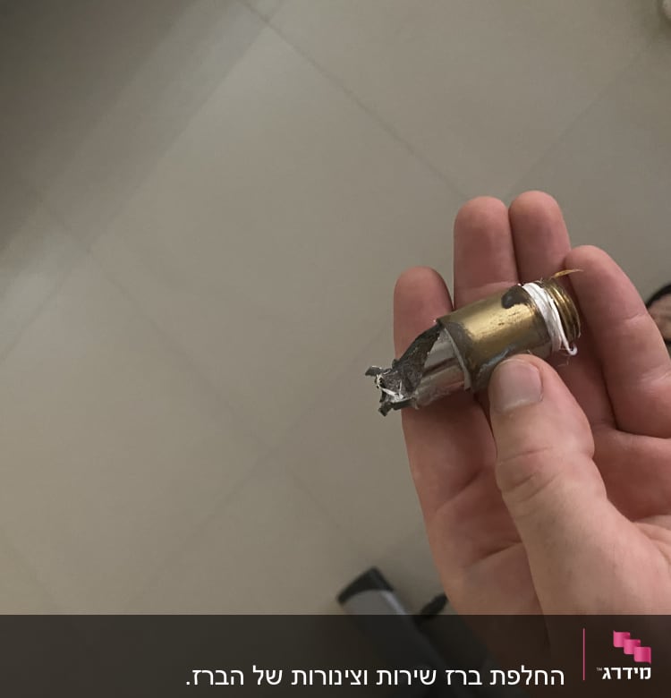 חלק צינור מתכת שבור ביד אדם